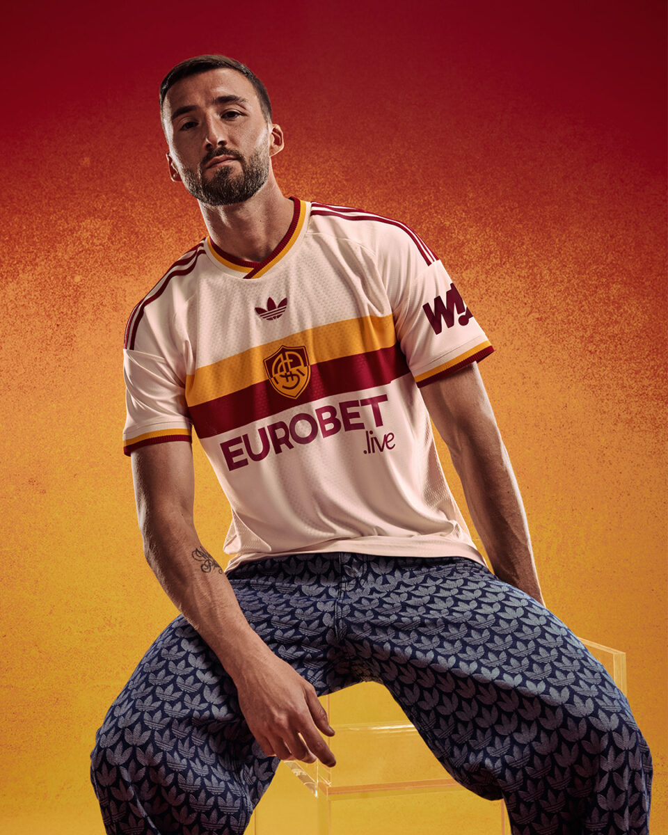 AS Roma, la nuova maglia Away guarda a Campo Testaccio: torna lo stemma del 1938 AS Roma, la nuova maglia Away guarda a Campo Testaccio: torna lo stemma del 1938
