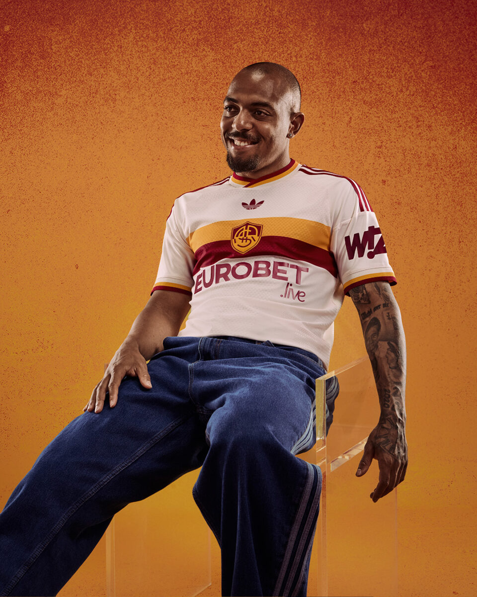 AS Roma, la nuova maglia Away guarda a Campo Testaccio: torna lo stemma del 1938 AS Roma, la nuova maglia Away guarda a Campo Testaccio: torna lo stemma del 1938