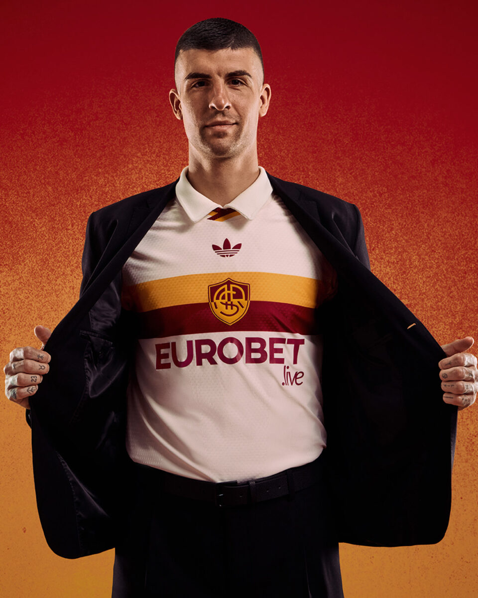 AS Roma, la nuova maglia Away guarda a Campo Testaccio: torna lo stemma del 1938 AS Roma, la nuova maglia Away guarda a Campo Testaccio: torna lo stemma del 1938