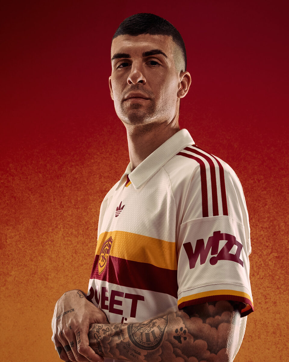 AS Roma, la nuova maglia Away guarda a Campo Testaccio: torna lo stemma del 1938 AS Roma, la nuova maglia Away guarda a Campo Testaccio: torna lo stemma del 1938