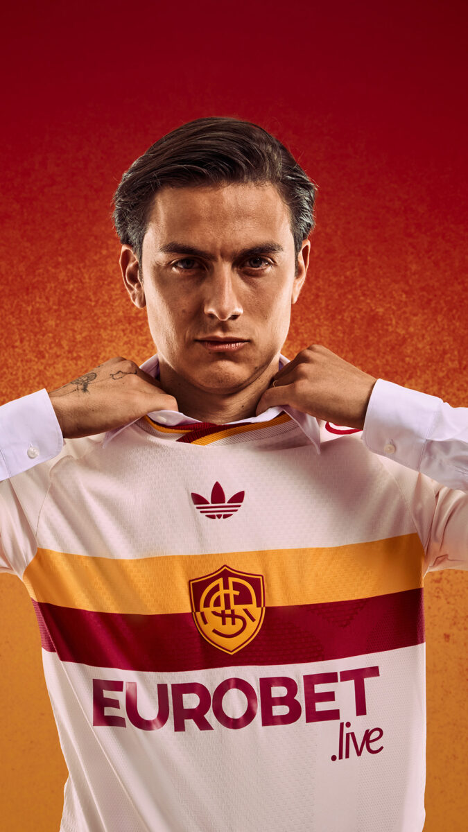 AS Roma, la nuova maglia Away guarda a Campo Testaccio: torna lo stemma del 1938 AS Roma, la nuova maglia Away guarda a Campo Testaccio: torna lo stemma del 1938