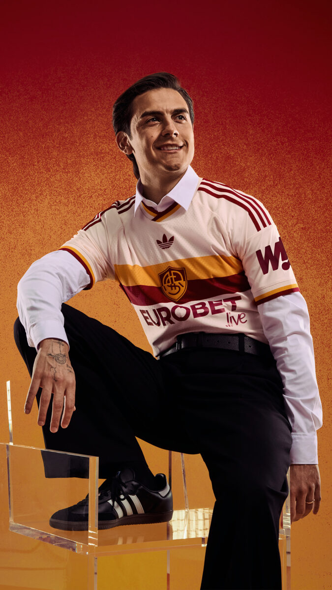 AS Roma, la nuova maglia Away guarda a Campo Testaccio: torna lo stemma del 1938 AS Roma, la nuova maglia Away guarda a Campo Testaccio: torna lo stemma del 1938