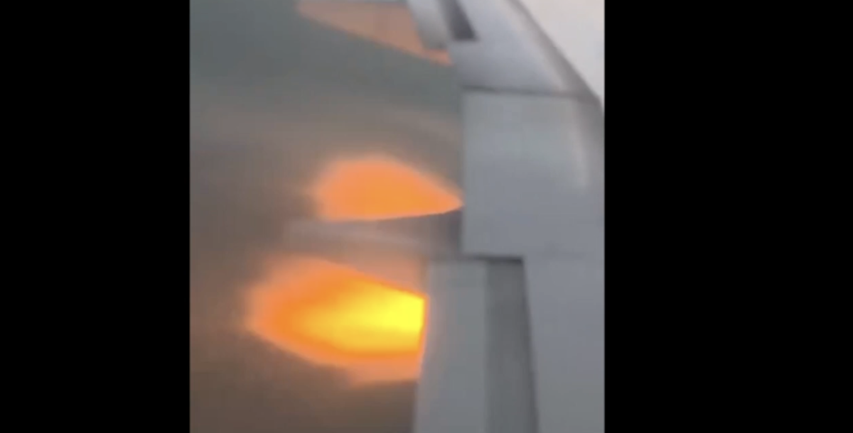 Usa, uccello colpisce un Boeing 737: fiamme dal motore e atterraggio d’emergenza – VIDEO Usa, uccello colpisce un Boeing 737: fiamme dal motore e atterraggio d’emergenza – VIDEO