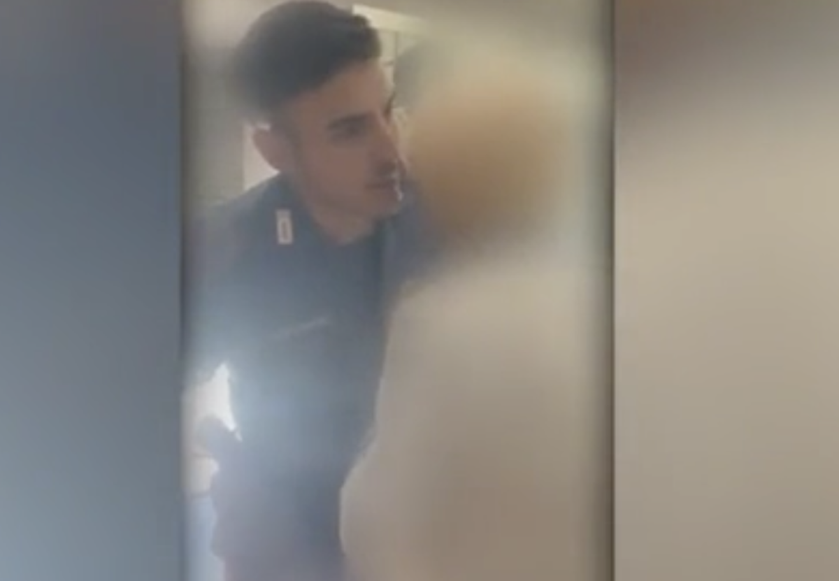 Roma, finto carabiniere le chiede i gioielli: 88enne chiama il 112 e smaschera la truffa – VIDEO Roma, finto carabiniere le chiede i gioielli: 88enne chiama il 112 e smaschera la truffa – VIDEO