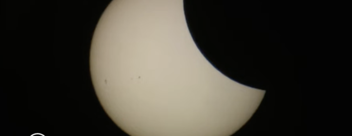 Eclissi totale di Sole, il giorno diventa notte: le immagini spettacolari dall’Europa – IL VIDEO IN DIRETTA Eclissi totale di Sole, il giorno diventa notte: le immagini spettacolari dall’Europa – IL VIDEO IN DIRETTA