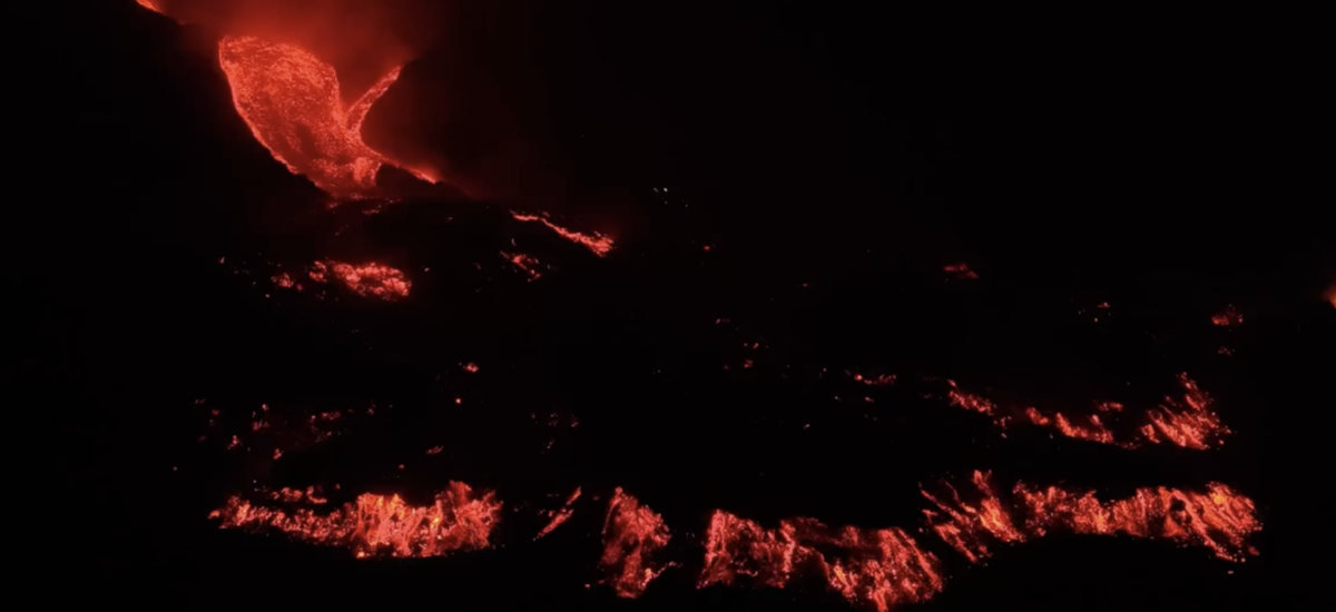 Eruzione Etna, la colata di lava scende dal vulcano: le immagini sono spettacolari – VIDEO Eruzione Etna, la colata di lava scende dal vulcano: le immagini sono spettacolari – VIDEO