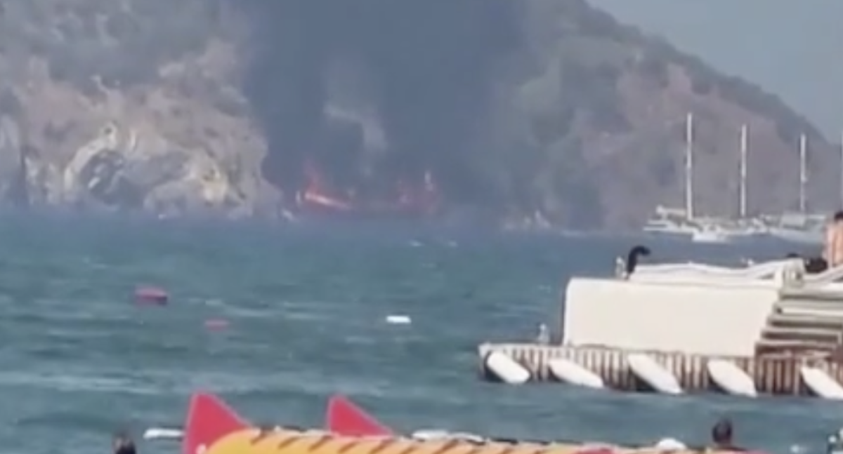 Turchia, nave turistica in fiamme: salvate 107 persone, molti bambini a bordo – VIDEO Turchia, nave turistica in fiamme: salvate 107 persone, molti bambini a bordo – VIDEO