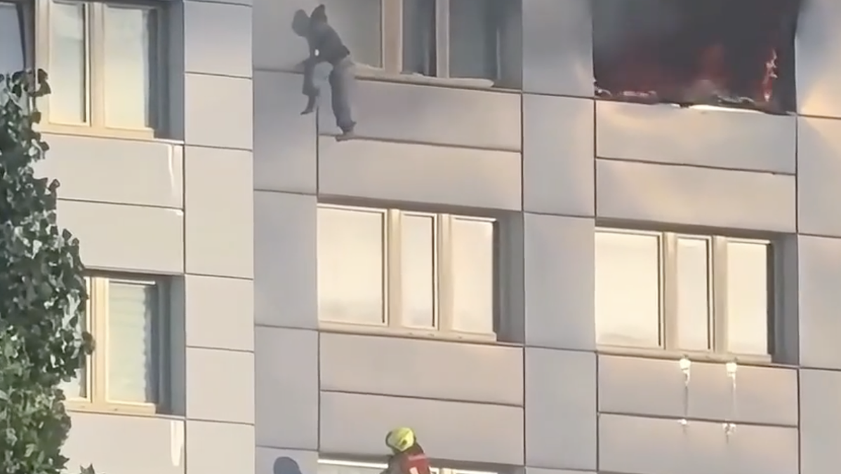 Donna si butta dall’11esimo piano di un palazzo in fiamme: il salvataggio. La scena da film d’azione