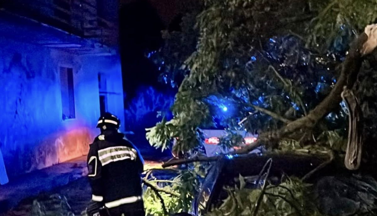 Maltempo, Italia travolta da fulmini e trombe d’aria. In Toscana 6.000 persone senza luce Maltempo, Italia travolta da fulmini e trombe d’aria. In Toscana 6.000 persone senza luce