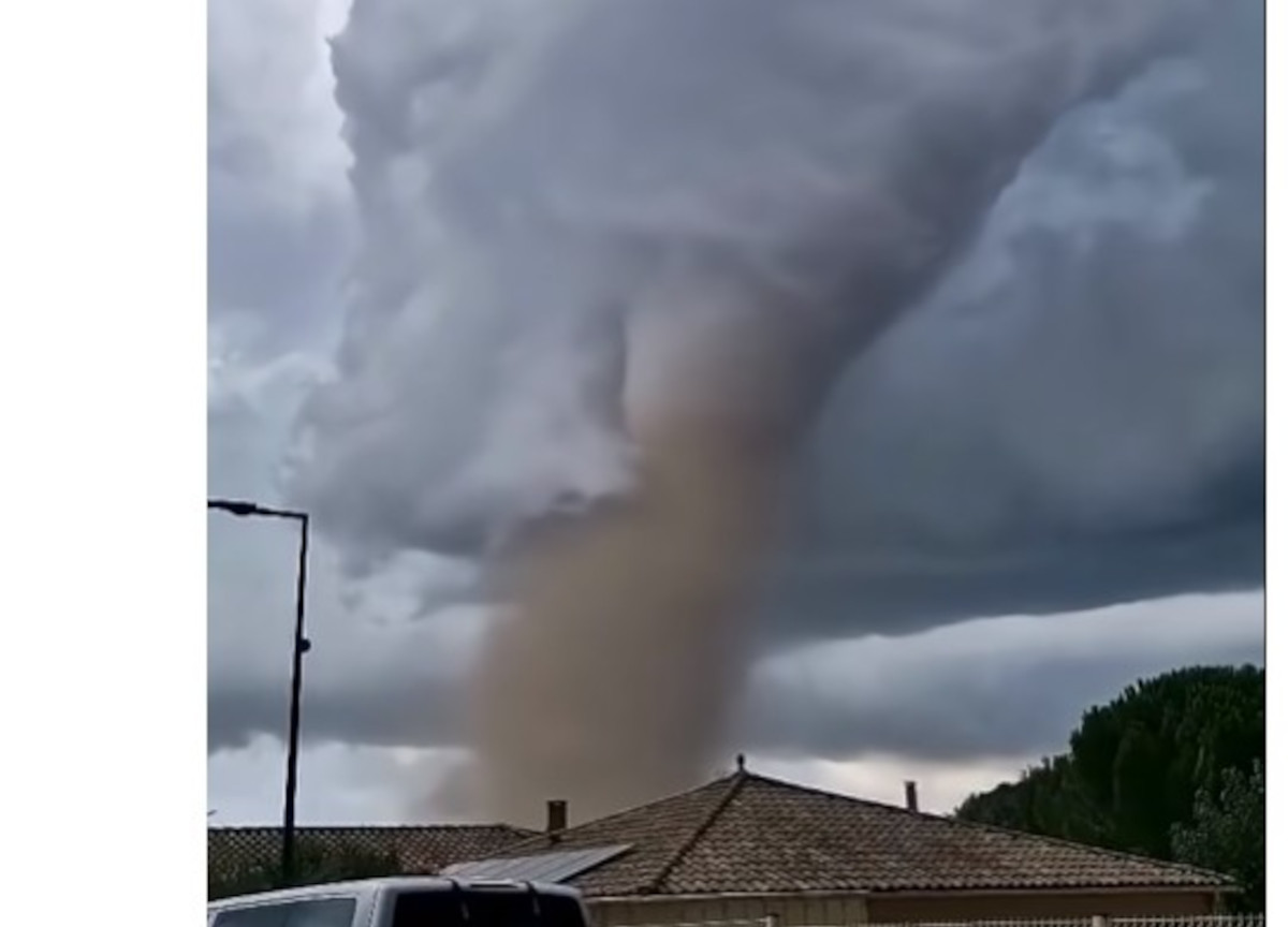 Tornado in Francia, quaranta feriti e 300 case distrutte. Evento devastante, centinaia di vigili del fuoco in azione Tornado in Francia, quaranta feriti e 300 case distrutte. Evento devastante, centinaia di vigili del fuoco in azione