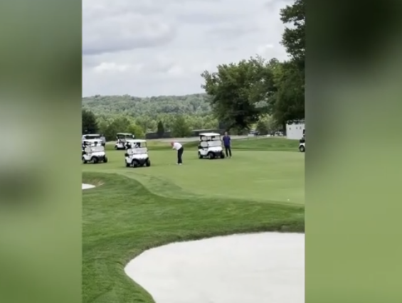 Trump vince ancora a golf, ma il tiro diventa virale: “La pallina è telecomandata?” Il caso social- VIDEO Trump vince ancora a golf, ma il tiro diventa virale: “La pallina è telecomandata?” Il caso social- VIDEO