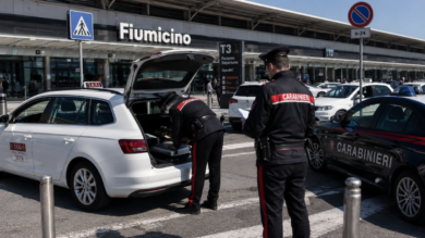 Da una corsa all’altra, ma con un carico in più: tassista arrestato a Fiumicino con 1,3 chili di hashish