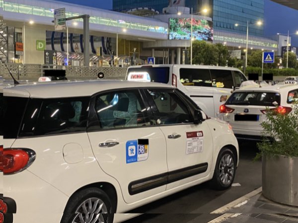 Da una corsa all’altra, ma con un carico in più: tassista arrestato a Fiumicino con 1,3 chili di hashish Da una corsa all’altra, ma con un carico in più: tassista arrestato a Fiumicino con 1,3 chili di hashish