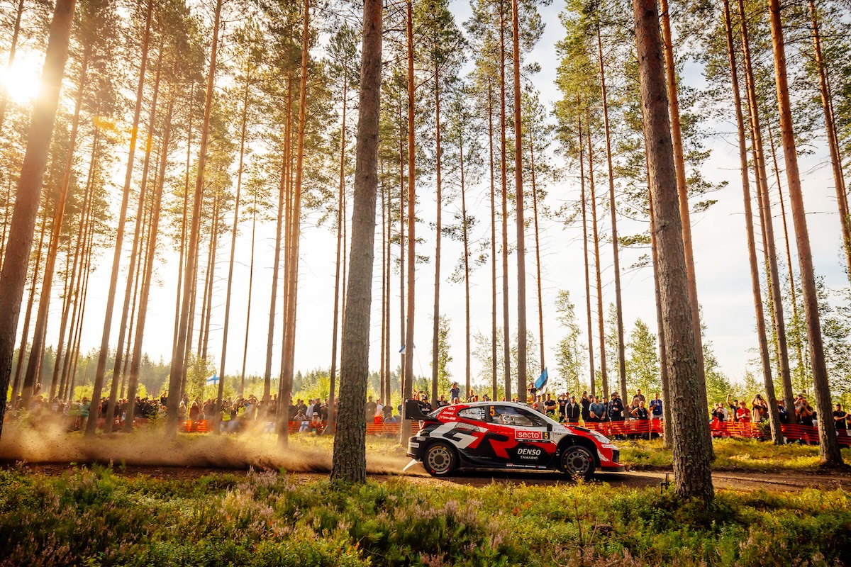 Rally Finlandia, Pajari prende il comando dopo il ritiro di Ogier