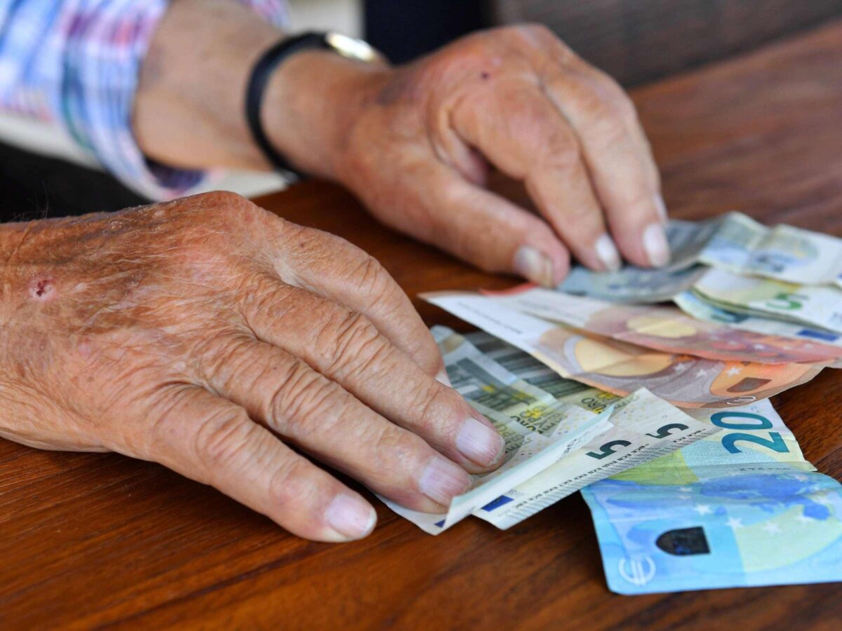 Mano sulla pancia, Gaviscon e 3.500 euro per curare il malocchio: arrestata coppia di finti guaritori a Roma