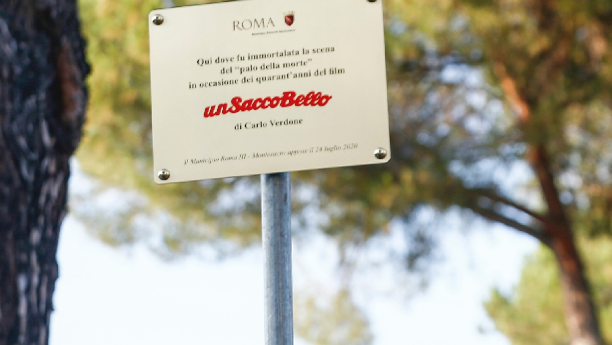 Carlo Verdone e il “palo della morte”, il Ferragosto di una Roma di periferia che non muore mai