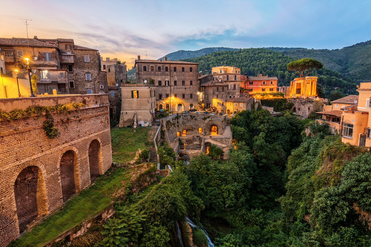 Dalle strade infuocate della Capitale alla “Valle dell’Inferno” di Tivoli: una passeggiata serale a Villa Gregoriana Dalle strade infuocate della Capitale alla “Valle dell’Inferno” di Tivoli: una passeggiata serale a Villa Gregoriana