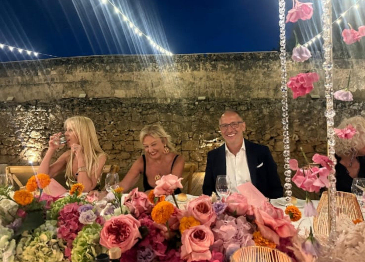 Monica Setta festeggia il compleanno in Puglia, festa da favola alla Masseria Torre Maizza Monica Setta festeggia il compleanno in Puglia, festa da favola alla Masseria Torre Maizza