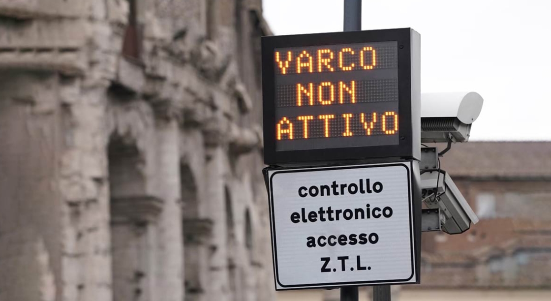 A Roma cambia la regola per le auto di persone con disabilità: da domani in ZTL passa solo la targa principale