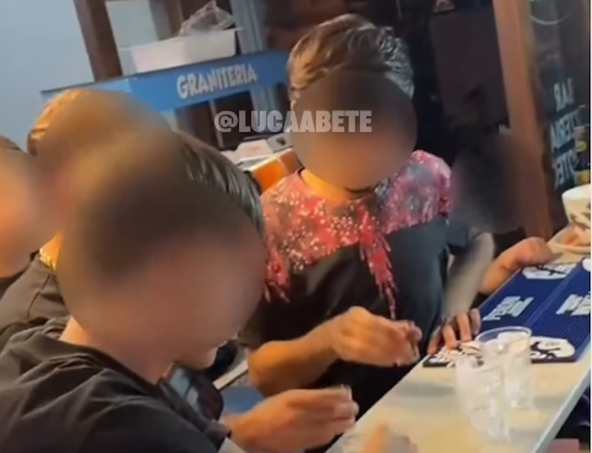 Alcol venduto ai minorenni, un video sui social scatena il dibattito: quali sono le sanzioni per i locali Alcol venduto ai minorenni, un video sui social scatena il dibattito: quali sono le sanzioni per i locali