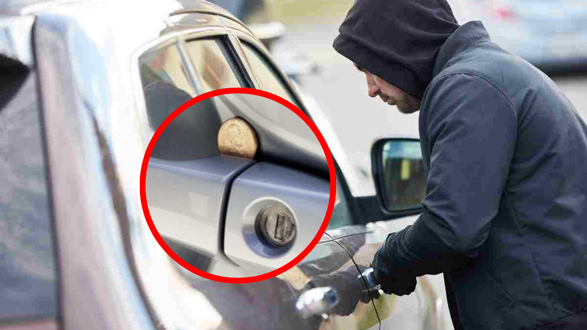 Monetina incastrata nella maniglia dell’auto, scatta l’allarme furti: ecco cosa c’è di vero nel “trucco” che gira sui social Monetina incastrata nella maniglia dell’auto, scatta l’allarme furti: ecco cosa c’è di vero nel “trucco” che gira sui social