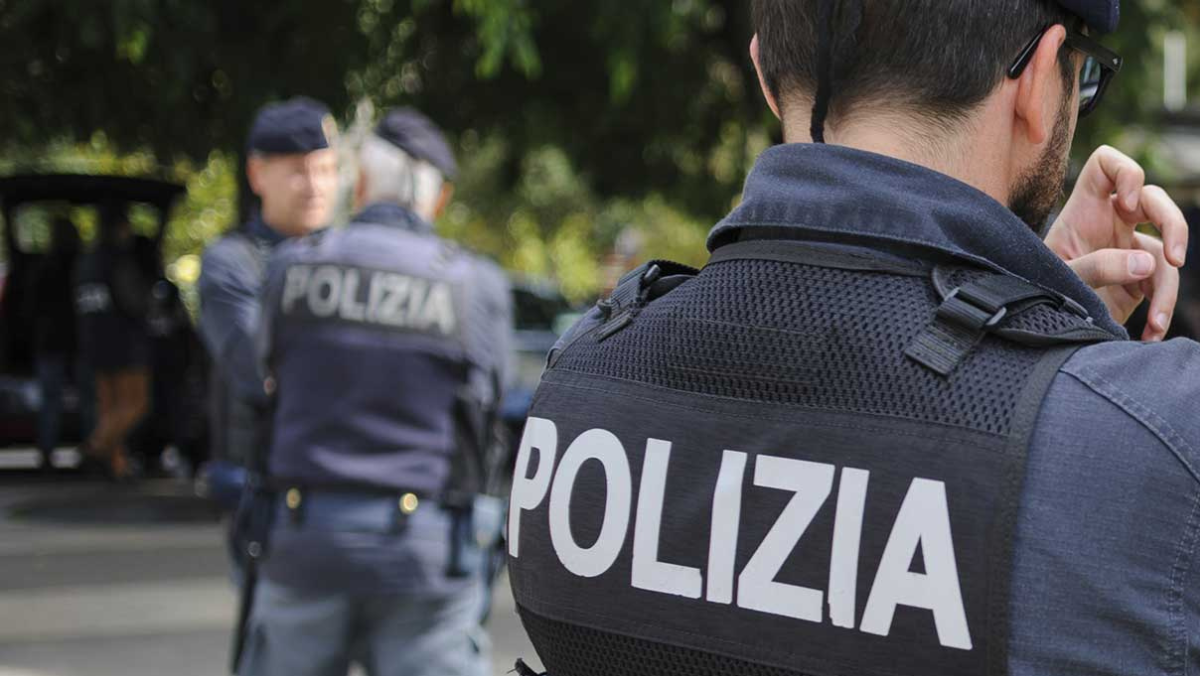 Sangue tra i palazzoni di Tor Sapienza: 24enne ucciso nel cuore del quartiere. Sicurezza sempre più a rischio Sangue tra i palazzoni di Tor Sapienza: 24enne ucciso nel cuore del quartiere. Sicurezza sempre più a rischio