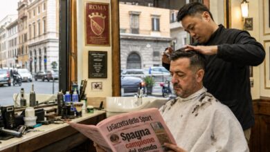 Facciamo “pelo e contropelo” ai barbieri di Roma, dove si parla sempre più straniero: tagli low cost e botteghe aperte fino a sera