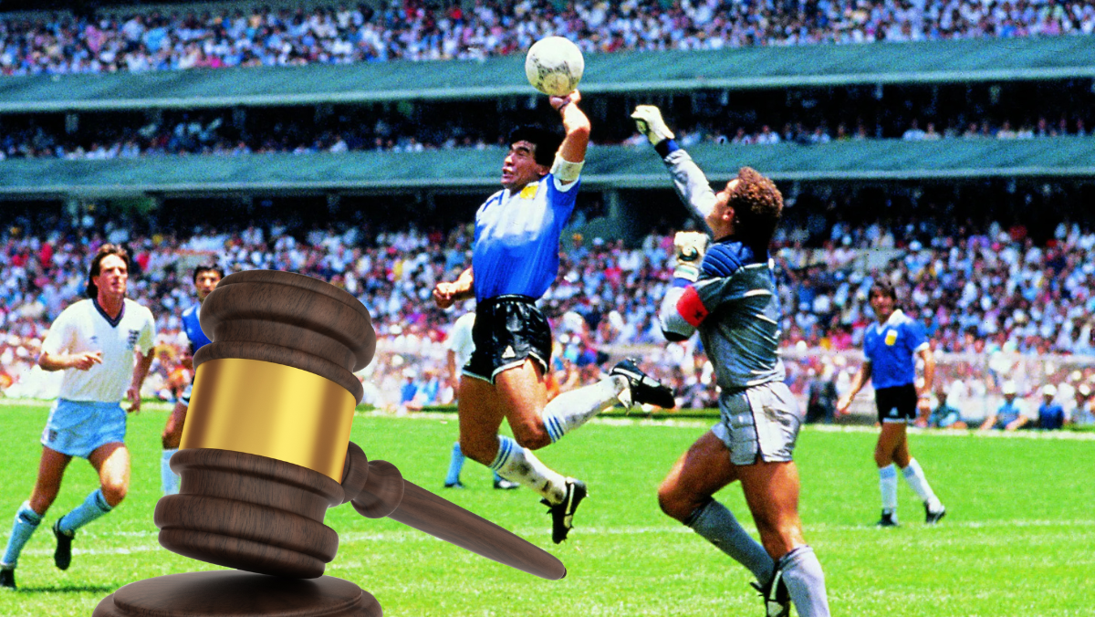 Maradona, la “Mano de Dios” vale 10 milioni: va all’asta il pallone più famoso della storia Maradona, la “Mano de Dios” vale 10 milioni: va all’asta il pallone più famoso della storia