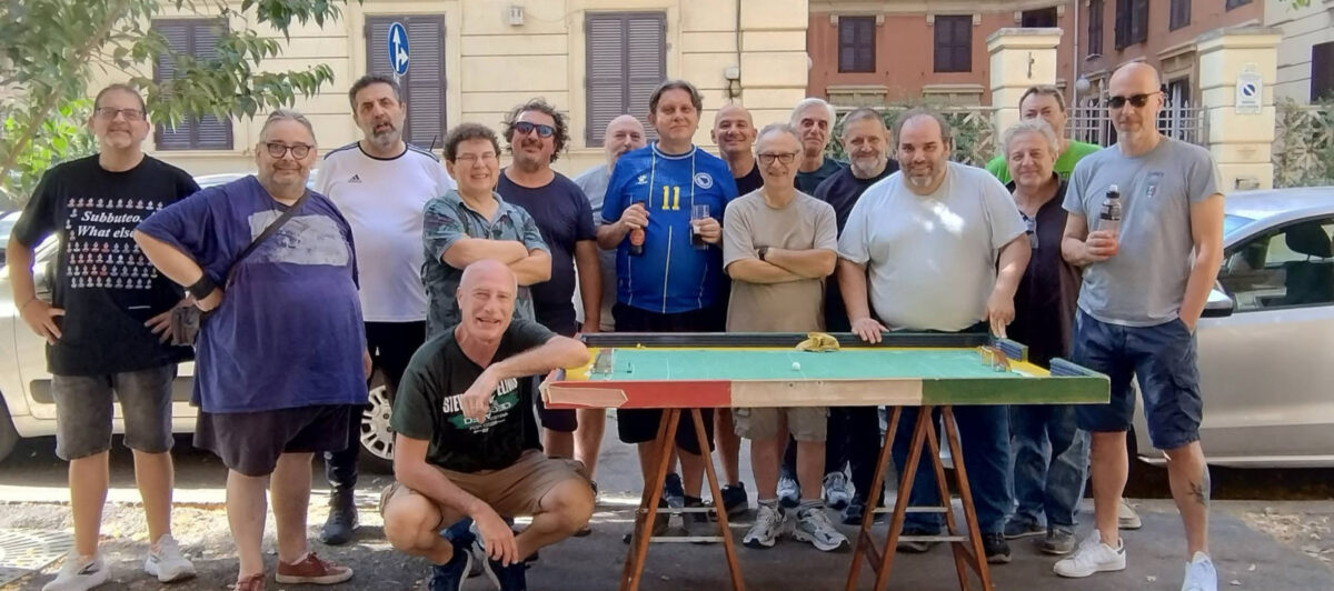Il sabato il bar si trasforma e diventa The Subbuteo Museum, dove il celebre gioco da tavolo torna a essere un’occasione concreta di incontro Il sabato il bar si trasforma e diventa The Subbuteo Museum, dove il celebre gioco da tavolo torna a essere un’occasione concreta di incontro