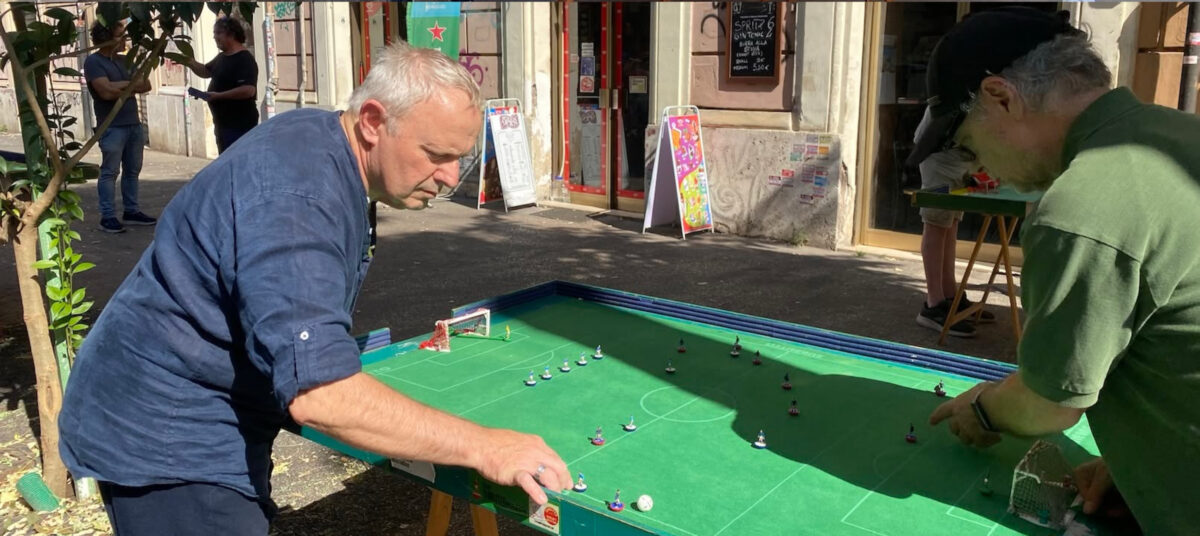 Il sabato il bar si trasforma e diventa The Subbuteo Museum, dove il celebre gioco da tavolo torna a essere un’occasione concreta di incontro Il sabato il bar si trasforma e diventa The Subbuteo Museum, dove il celebre gioco da tavolo torna a essere un’occasione concreta di incontro