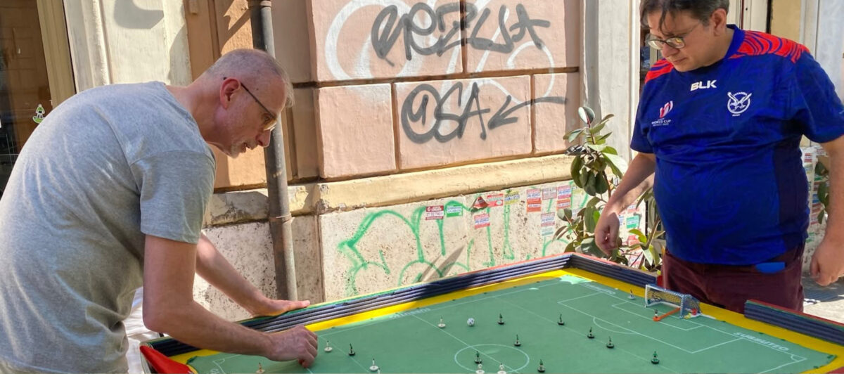 Il sabato il bar si trasforma e diventa The Subbuteo Museum, dove il celebre gioco da tavolo torna a essere un’occasione concreta di incontro Il sabato il bar si trasforma e diventa The Subbuteo Museum, dove il celebre gioco da tavolo torna a essere un’occasione concreta di incontro