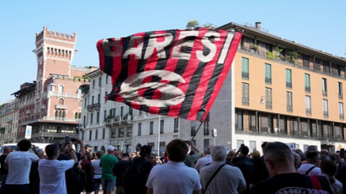 L’addio a Franco Baresi, Sant’Ambrogio riempita dai tifosi. Galli: “Ha riportato in alto il Milan”
