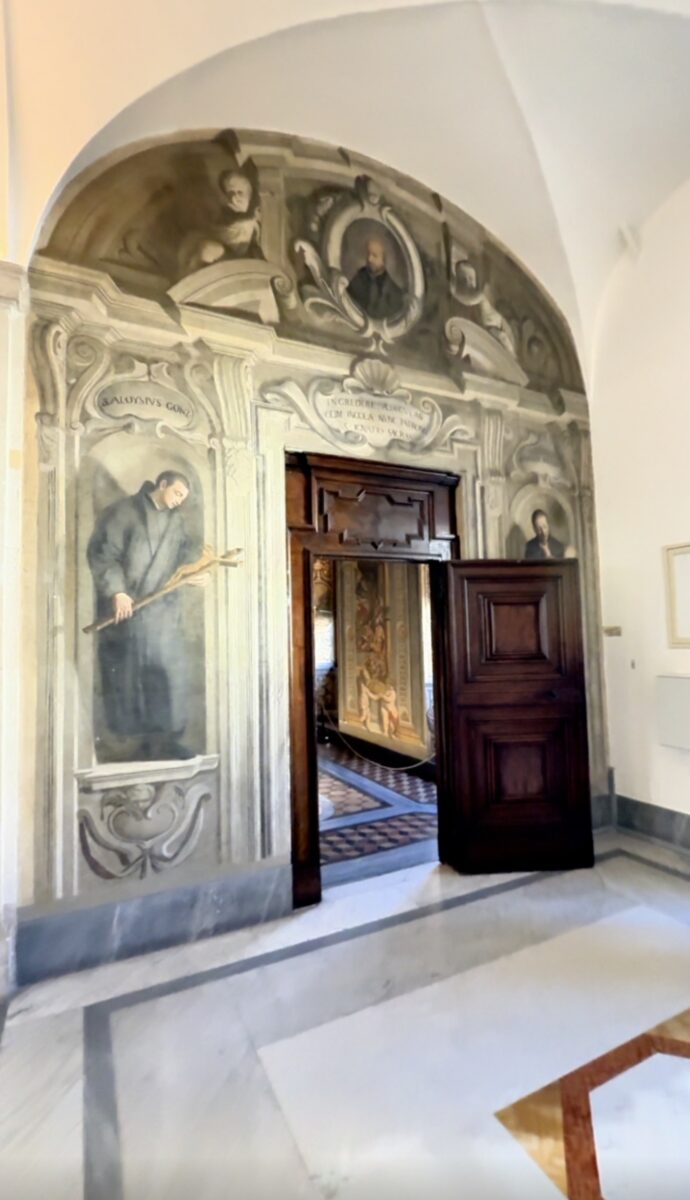 ROMA SEGRETA – Il luogo segreto dove la prospettiva inganna: la cameretta di Sant’Ignazio di Loyola – VIDEO ROMA SEGRETA – Il luogo segreto dove la prospettiva inganna: la cameretta di Sant’Ignazio di Loyola – VIDEO