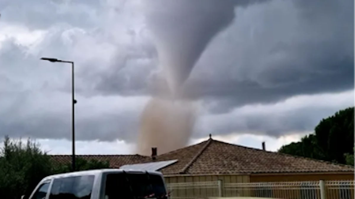 Francia, tornado vicino Carcassonne: 300 case danneggiate e 40 feriti. Cosa è successo – VIDEO Francia, tornado vicino Carcassonne: 300 case danneggiate e 40 feriti. Cosa è successo – VIDEO