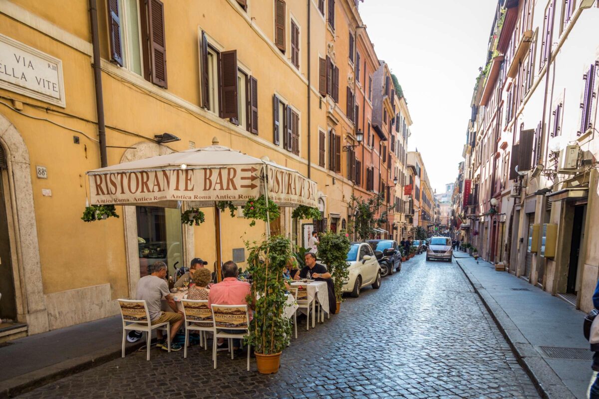 Piazza di Spagna “si allarga”: più spazio ai pedoni e meno auto nel cuore del Tridente
