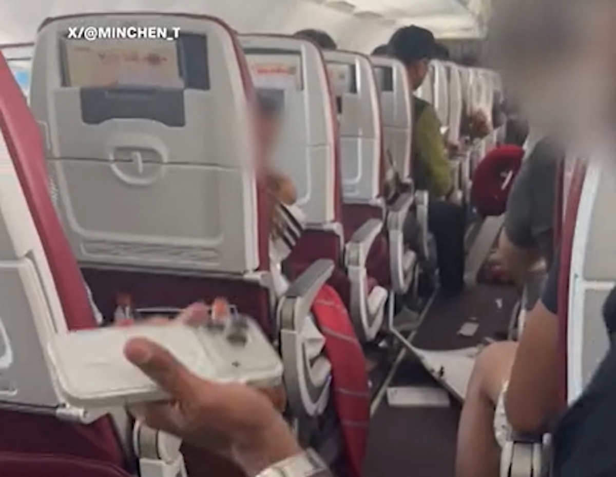 Air India, aereo perde quota durante una turbolenza: un video mostra il terrore dei passeggeri Air India, aereo perde quota durante una turbolenza: un video mostra il terrore dei passeggeri