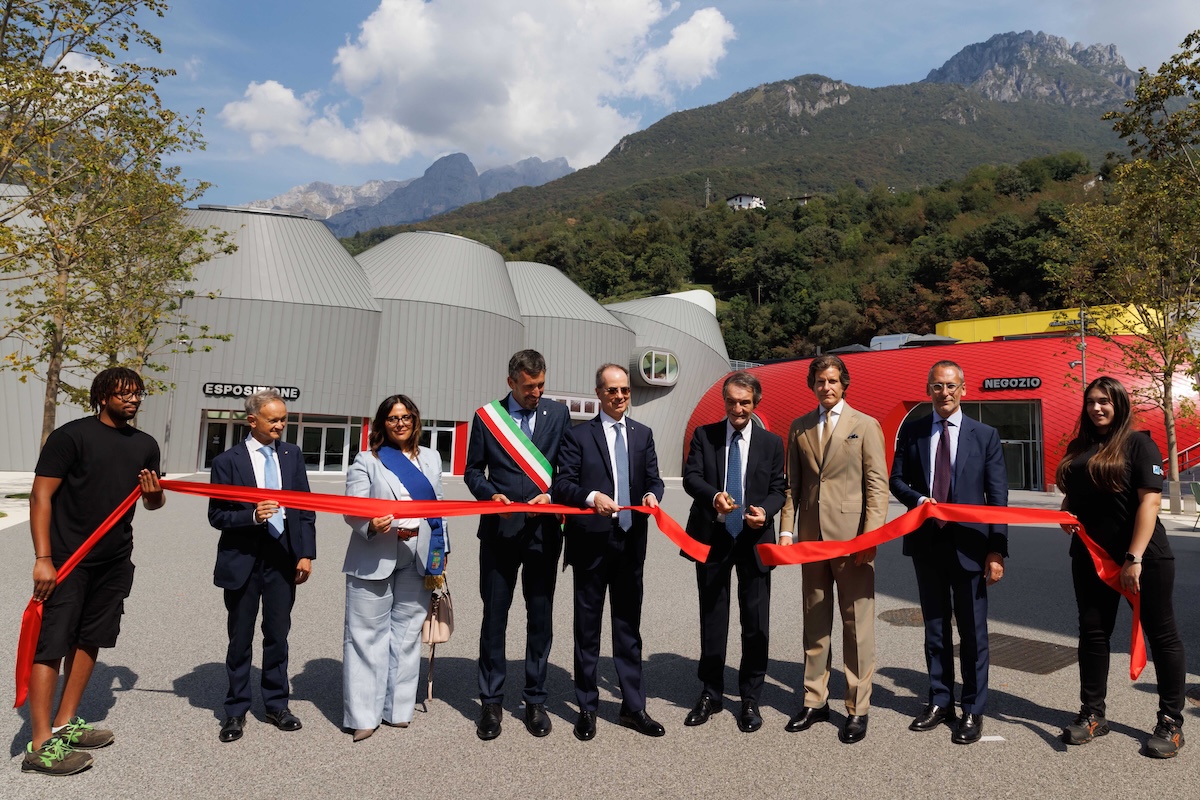 Moto Guzzi inaugura la nuova fabbrica da 50 milioni Moto Guzzi inaugura la nuova fabbrica da 50 milioni