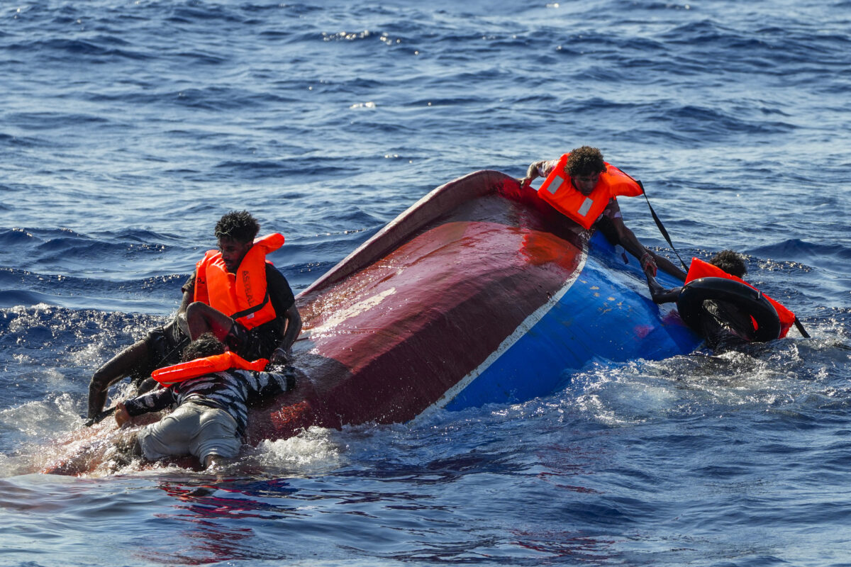 Migranti, soccorso nella notte al largo della Locride: 43 sbarcati a Roccella Jonica. Altri 90 verso Pozzallo Migranti, soccorso nella notte al largo della Locride: 43 sbarcati a Roccella Jonica. Altri 90 verso Pozzallo