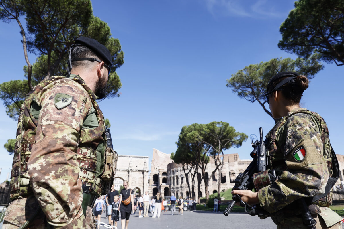 Anche un selfie può costare caro: fermati ladri in azione a due passi dal Colosseo in barba alla zona rossa Anche un selfie può costare caro: fermati ladri in azione a due passi dal Colosseo in barba alla zona rossa