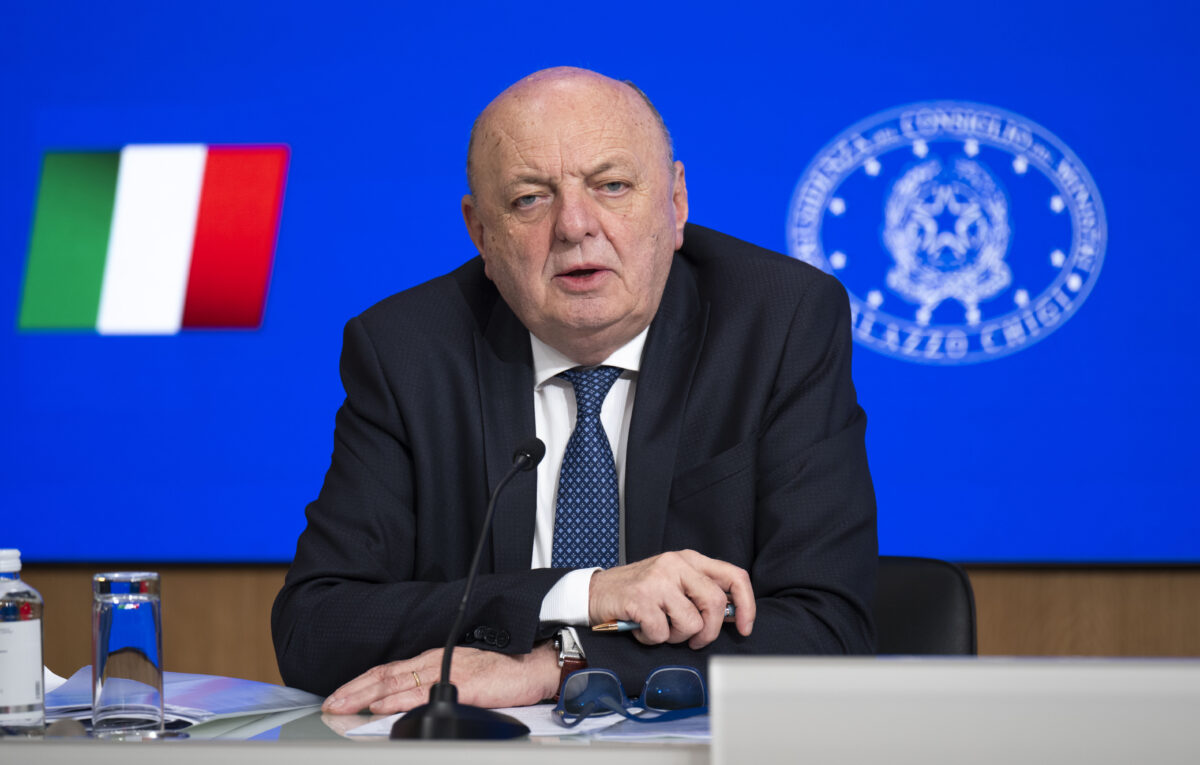 Carburanti, la partita resta aperta. Pichetto: “Sconto sul gasolio anche dopo il 6 ottobre”. Plauso a Eni, Ip e Q8 Carburanti, la partita resta aperta. Pichetto: “Sconto sul gasolio anche dopo il 6 ottobre”. Plauso a Eni, Ip e Q8