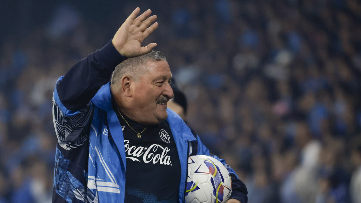 Champions League Napoli-Arsenal, siparietto in diretta: Mertens chiama Starace e lo storico magazziniere offre il caffè – VIDEO Champions League Napoli-Arsenal, siparietto in diretta: Mertens chiama Starace e lo storico magazziniere offre il caffè – VIDEO