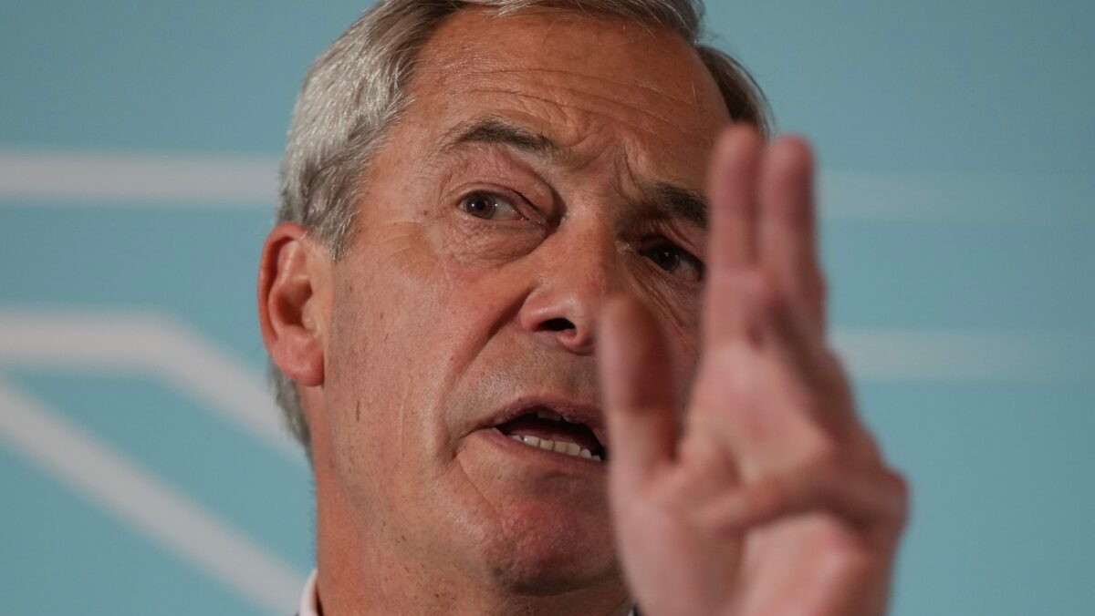 Dover, centinaia di incappucciati bloccano il porto per dire stop ai migranti. Farage promette: “Fermeremo le barche in 100 giorni” Dover, centinaia di incappucciati bloccano il porto per dire stop ai migranti. Farage promette: “Fermeremo le barche in 100 giorni”