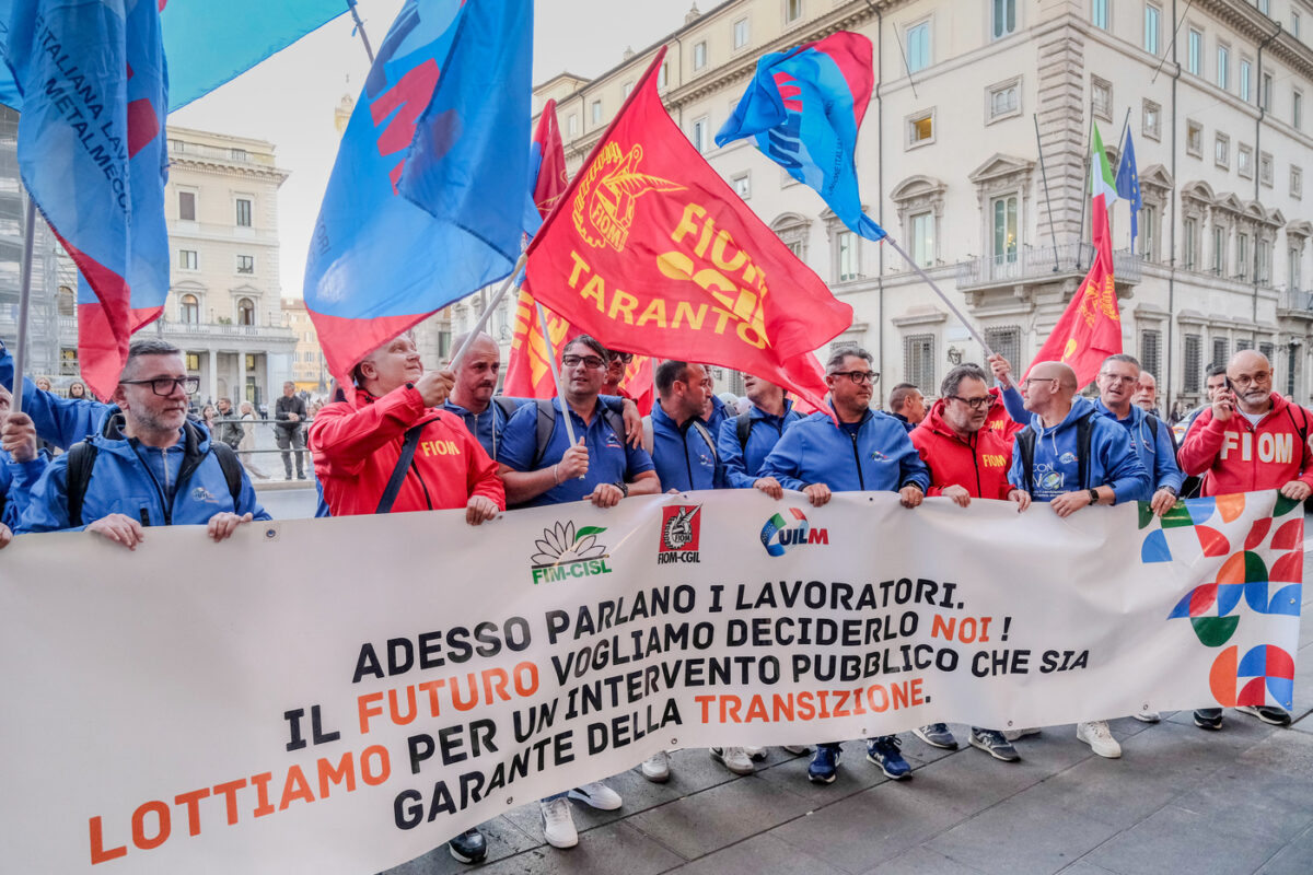 Ex Ilva, i sindacati chiedono il ritiro immediato dei licenziamenti: bloccata la provinciale Taranto-Statte, via allo sciopero di 24 ore Ex Ilva, i sindacati chiedono il ritiro immediato dei licenziamenti: bloccata la provinciale Taranto-Statte, via allo sciopero di 24 ore