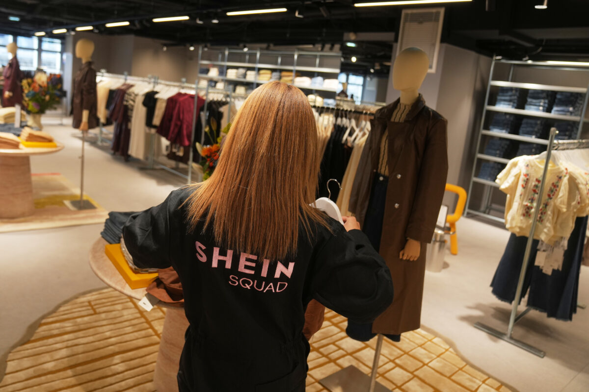 Brand o brand…elli / Shein, il debutto in borsa è un flop: la storia del marchio fast fashion finito nel mirino della Francia Brand o brand…elli / Shein, il debutto in borsa è un flop: la storia del marchio fast fashion finito nel mirino della Francia
