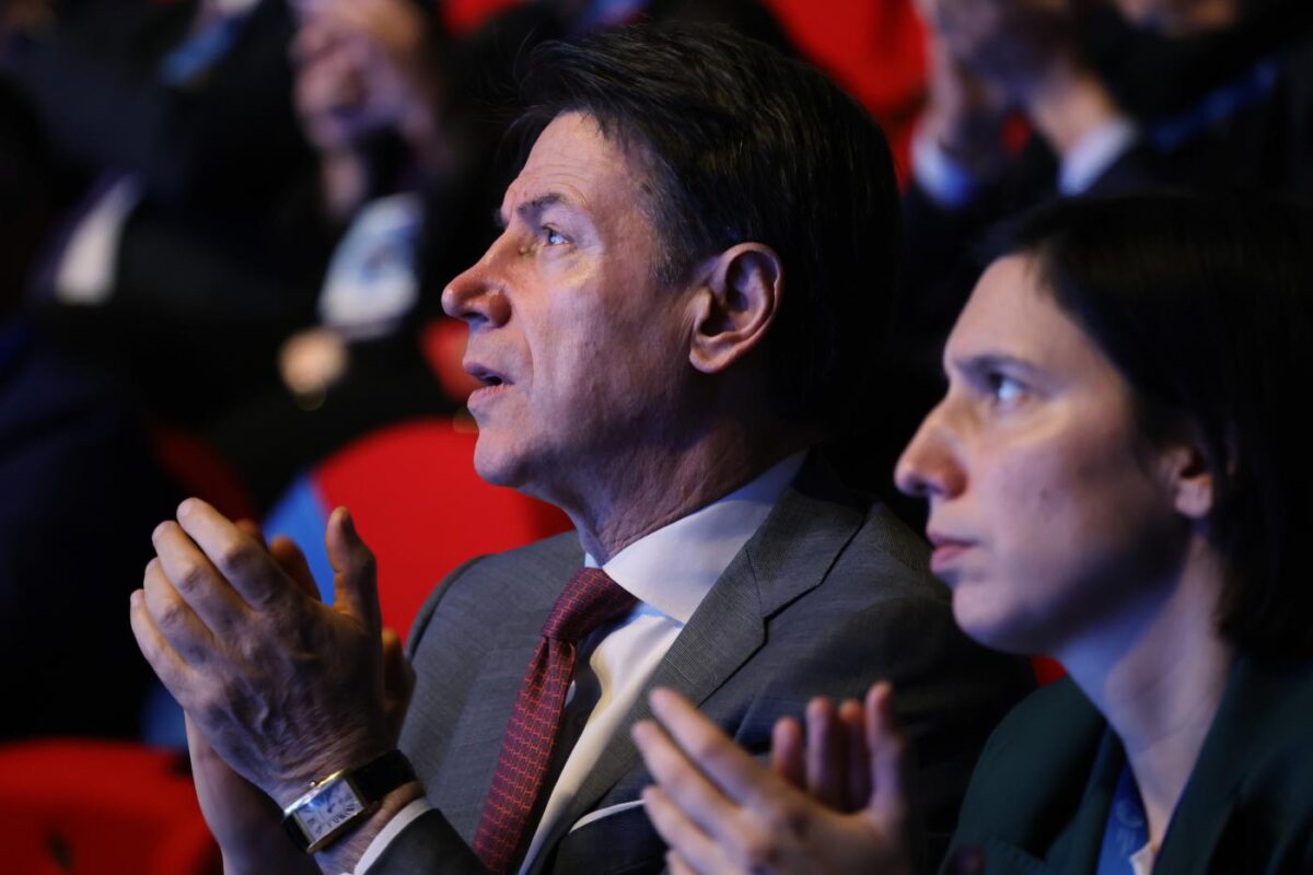 Conte, Schlein e il campo largo che rischia di farsi male da solo su Ucraina (e non solo) Conte, Schlein e il campo largo che rischia di farsi male da solo su Ucraina (e non solo)