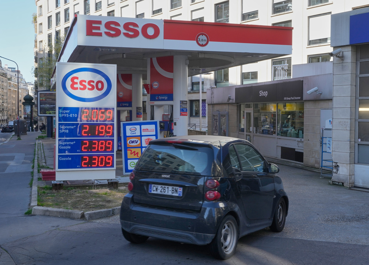 Tetto al prezzo della benzina, il pericolo francese e il rischio del ritorno dei gilet gialli Tetto al prezzo della benzina, il pericolo francese e il rischio del ritorno dei gilet gialli