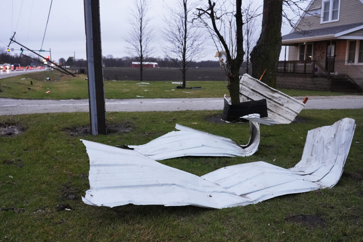 La tempesta Nor’easter flagella l’America: 80mila case al buio e centinaia di voli cancellati. A Brooklyn morto un uomo colpito da un albero La tempesta Nor’easter flagella l’America: 80mila case al buio e centinaia di voli cancellati. A Brooklyn morto un uomo colpito da un albero