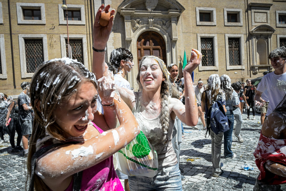 Dal banco al guardaroba: il decoro diventa una questione scolastica. Tutte le nuove regole, pure il cambio d’abito Dal banco al guardaroba: il decoro diventa una questione scolastica. Tutte le nuove regole, pure il cambio d’abito