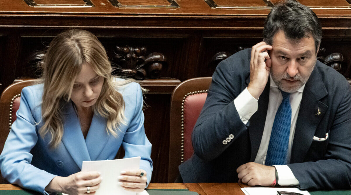 Salvini accerchiato, dietro ci sarebbe Meloni. Il retroscena inaspettato, che cosa succede nella maggioranza Salvini accerchiato, dietro ci sarebbe Meloni. Il retroscena inaspettato, che cosa succede nella maggioranza
