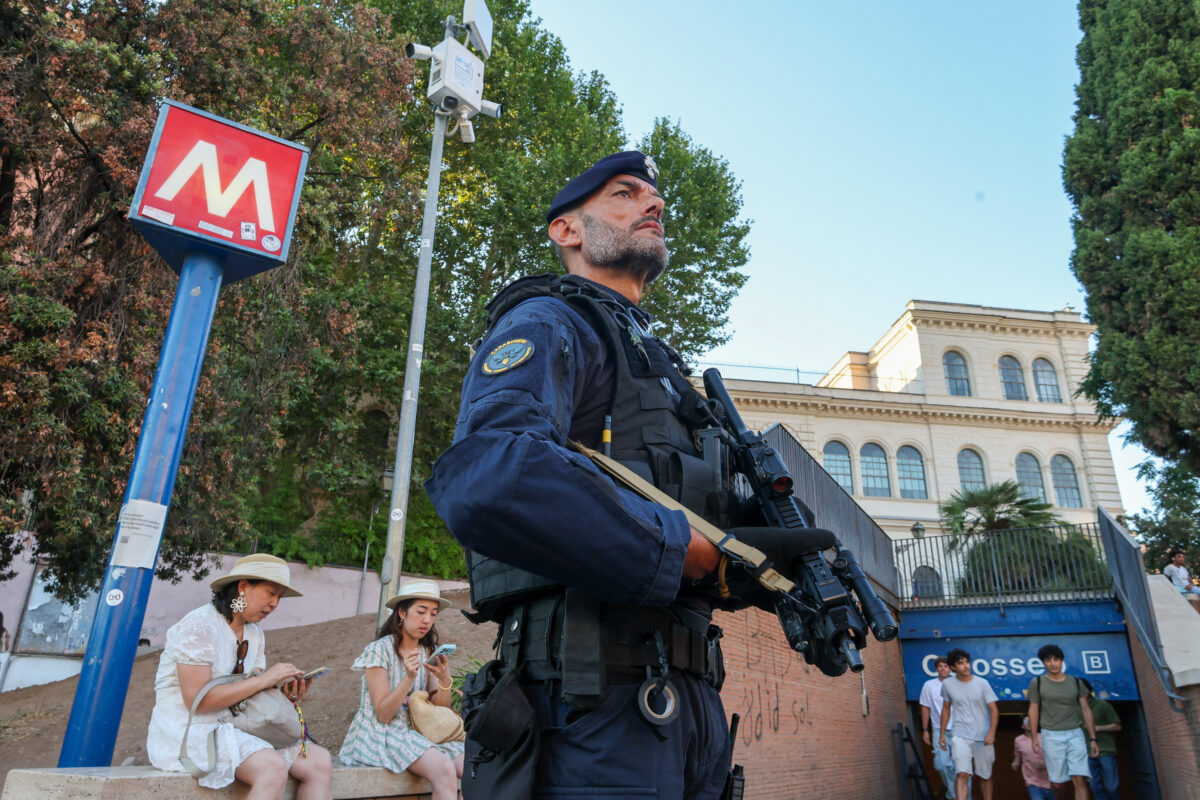 Anche un selfie può costare caro: fermati ladri in azione a due passi dal Colosseo in barba alla zona rossa Anche un selfie può costare caro: fermati ladri in azione a due passi dal Colosseo in barba alla zona rossa